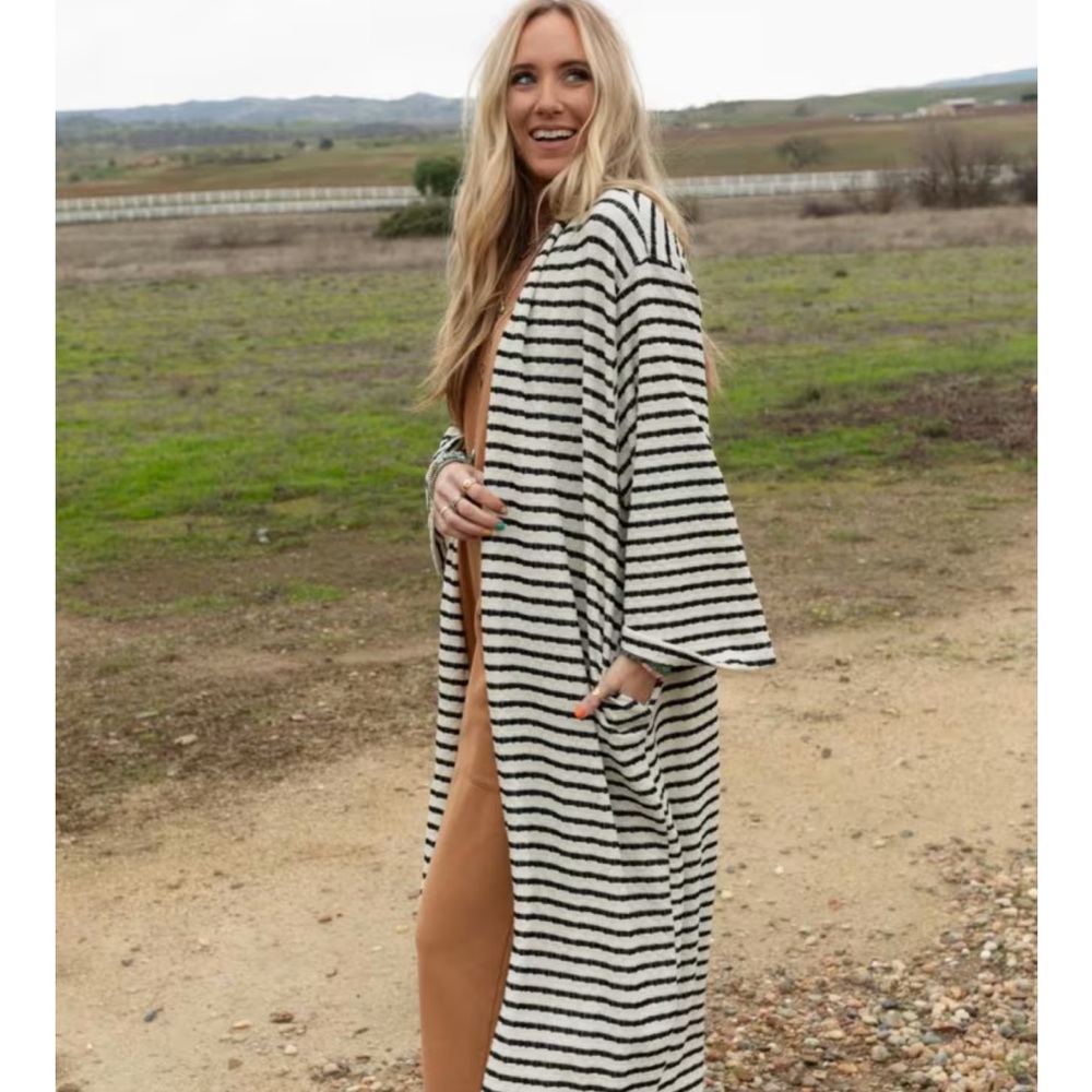 Three Bird Nest Black and White Striped Venyx Duster